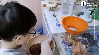 Маленький челябинец Кирилл делает тушенку для участников СВО