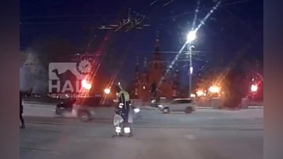 В Челябинске сотрудник ДПС помог перейти дорогу пенсионерке