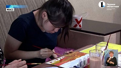 Солнечная девушка рисует картины для Миасского краеведческого музея