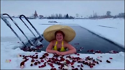 В Миассе женщина искупалась в проруби в аномальные морозы