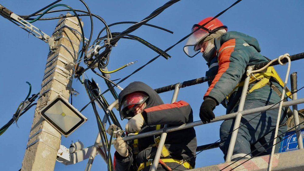 В Сосновском районе энергетики провели работы по восстановлению электроснабжения