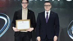 Алексей Текслер вручил премии губернатора в сфере молодежной политики