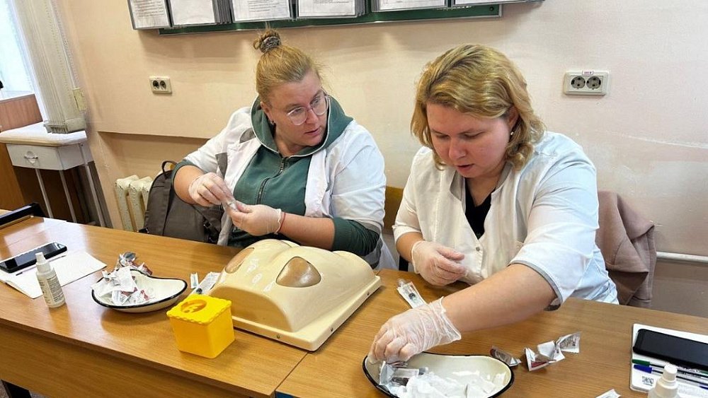 В Челябинске готовят помощников фельдшера для сельских ФАПов