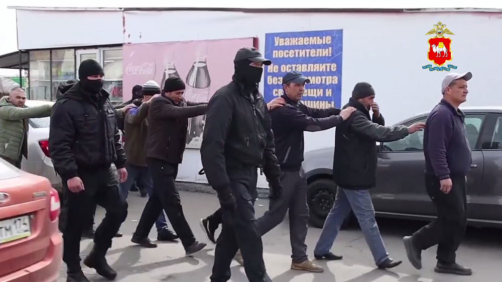 Южноуральские силовики нагрянули на стройки, рынки и в хостелы