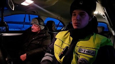 В Челябинской области сотрудники ДПС помогли пассажирам сломавшегося на трассе автобуса