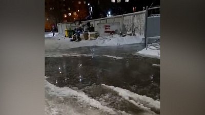 В Челябинске в одном из дворов текут канализационные стоки