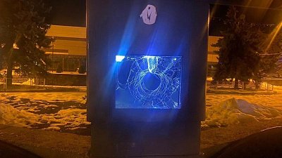 В Кыштыме разыскали молодых людей, разбивших «умную» остановку