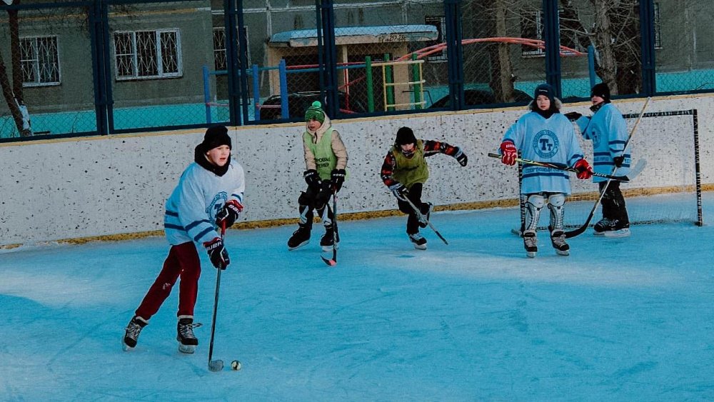 В Челябинске этой зимой зальют более 90 катков во дворах