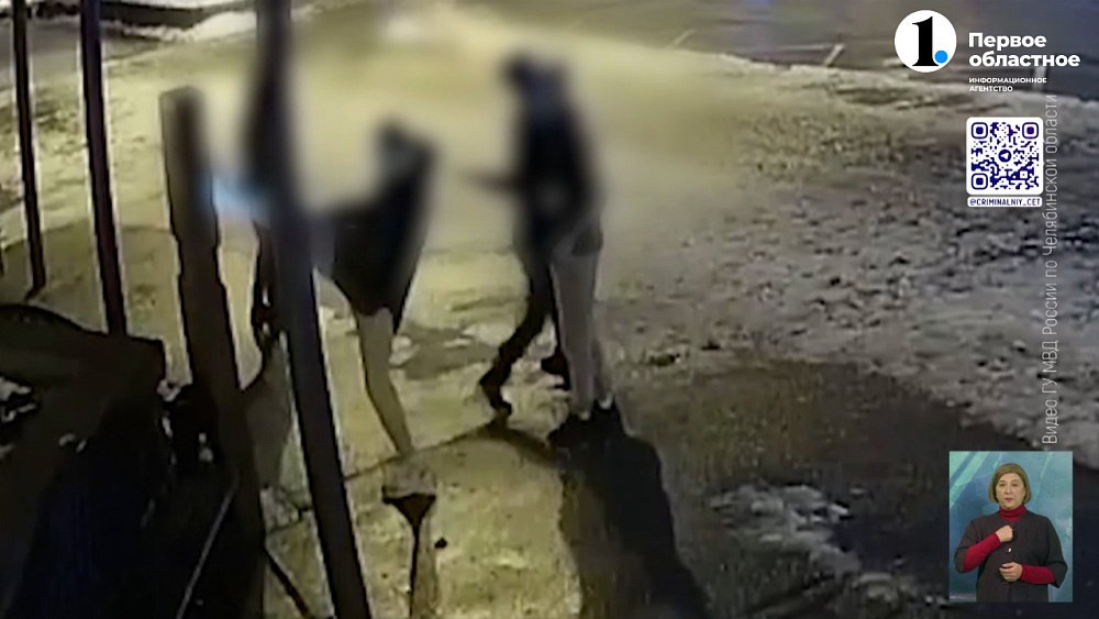 В Кыштыме парни сломали «умную» остановку