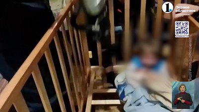 В Челябинске девочка застряла в своей кроватке
