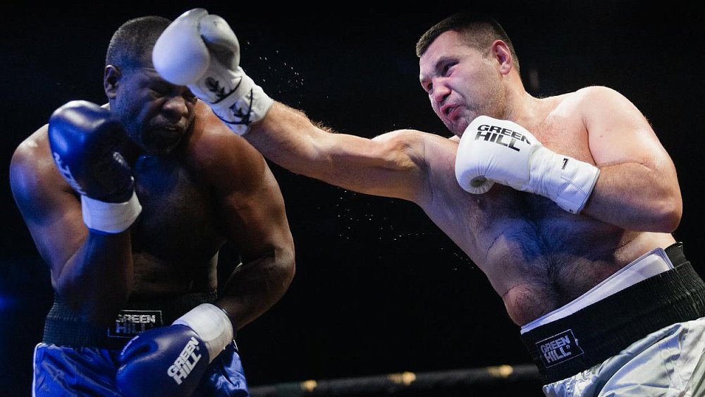 Максим Бабанин по очкам выиграл у Кевина Джонсона на турнире «Бойцовский клуб»