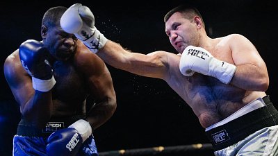 Максим Бабанин по очкам выиграл у Кевина Джонсона на турнире «Бойцовский клуб»