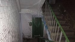 В подъезде многоэтажки в Миассе образовалась наледь