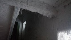 В подъезде многоэтажки в Миассе образовалась наледь