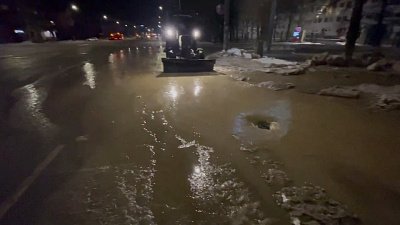 В Челябинске улицу Воровского очищают от наледи после потопа