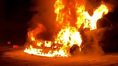 Горящий автомобиль в Златоусте попал на видео