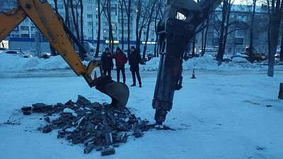 В Челябинске устраняют повреждение водовода на улице Воровского