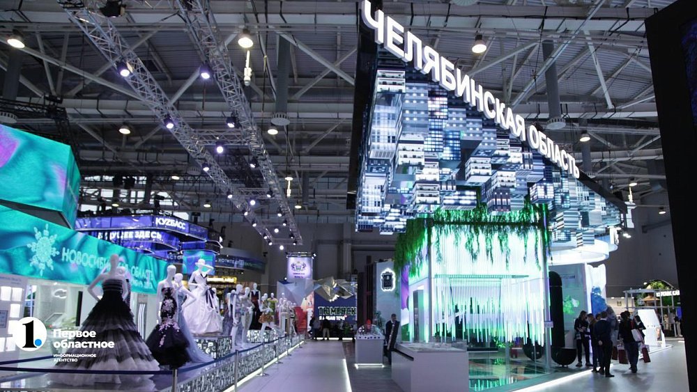 Алексей Текслер провел премьер-министра по стенду Челябинской области на выставке «Россия»