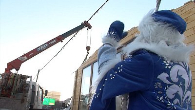 В Челябинске на площади Революции начали устанавливать Дом Деда Мороза