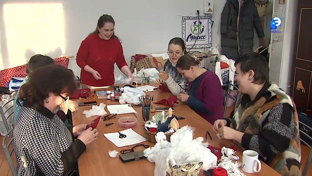 Мастерицы Миасса создают новогодние игрушки
