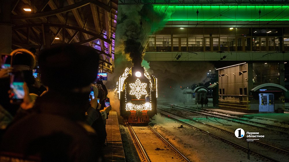 Челябинцы встретили поезд Деда Мороза