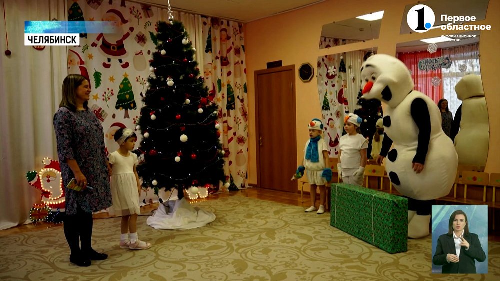 Снеговики-добряки подарили девочке велосипед