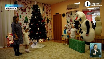 Снеговики-добряки подарили девочке велосипед