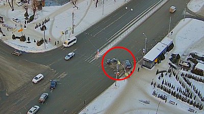 В Челябинске машина вылетела на остановку после ДТП