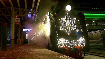 Челябинцы встретили поезд Деда Мороза на вокзале