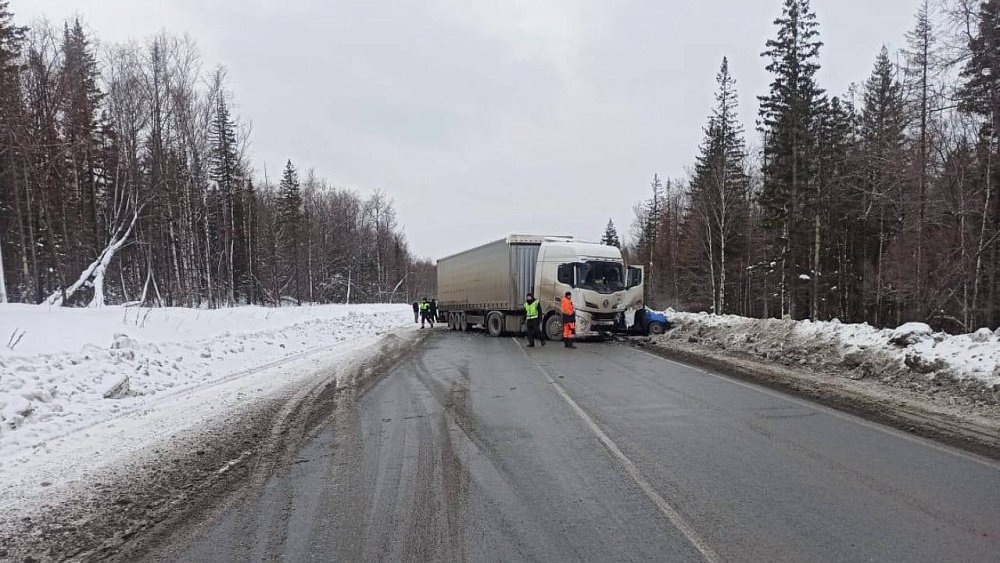 На трассе в Златоусте водитель легковушки погиб в ДТП с грузовиком