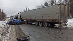 На трассе в Златоусте водитель легковушки погиб в ДТП с грузовиком