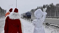 На челябинских дорогах Дед Мороз раздавал дальнобойщикам цепи для колес