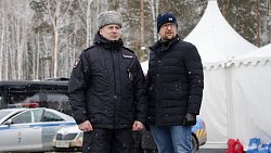 На челябинских дорогах Дед Мороз раздавал дальнобойщикам цепи для колес