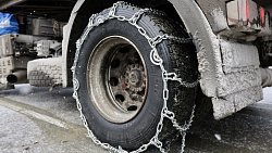 На челябинских дорогах Дед Мороз раздавал дальнобойщикам цепи для колес