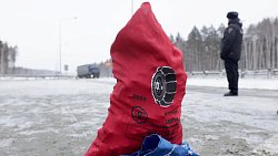 На челябинских дорогах Дед Мороз раздавал дальнобойщикам цепи для колес