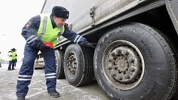На челябинских дорогах Дед Мороз раздавал дальнобойщикам цепи для колес