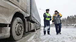 На челябинских дорогах Дед Мороз раздавал дальнобойщикам цепи для колес