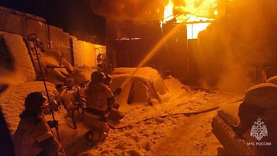 Автосервис загорелся в частном секторе в Челябинске