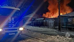 Автосервис загорелся в частном секторе в Челябинске