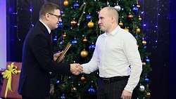 Алексей Текслер наградил наставников в рамках акции «Снеговики-добряки»