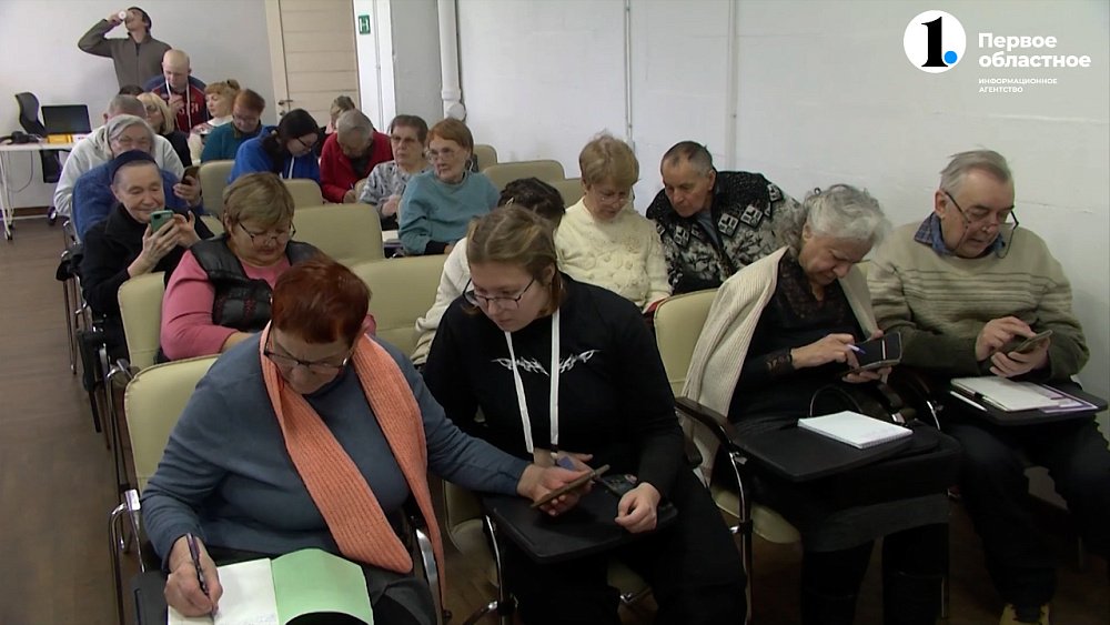 В Челябинске пенсионерам бесплатно помогают освоить смартфон