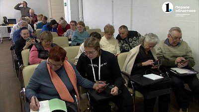 В Челябинске пенсионерам бесплатно помогают освоить смартфон