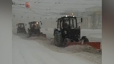 В Челябинске дорожная техника устраняет последствия сильного снегопада
