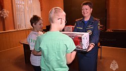 Сотрудники МЧС исполнили новогоднее желание школьника из Челябинской области