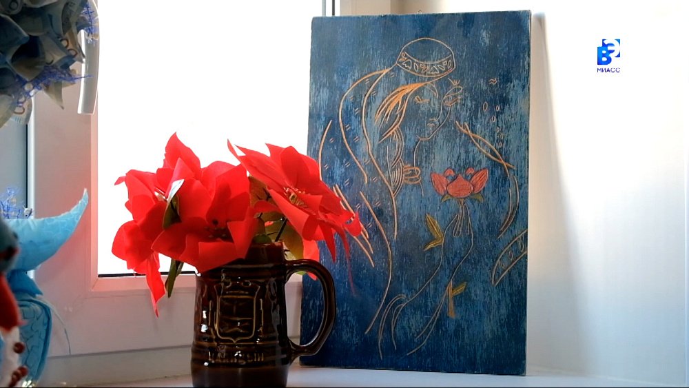 Жильцы дома №14 по улице Уральской превращают свой подъезд в новогоднюю сказку