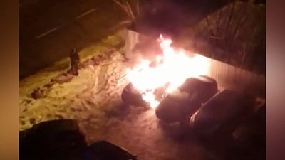 В Челябинске на парковке вспыхнул легковой автомобиль