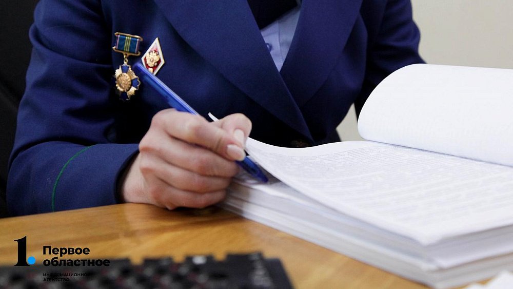 В Челябинске глыбы льда с крыши упали рядом с коляской с годовалым ребенком