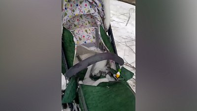 В Челябинске глыба льда упала на коляску с ребенком