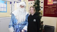 Полицейский Дед Мороз встретился с 13‑летней жительницей Златоуста, пострадавшей при задержании мужчины