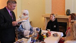 Полицейский Дед Мороз встретился с 13‑летней жительницей Златоуста, пострадавшей при задержании мужчины